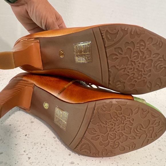 NWOT L'Artiste Osocool closed back high-heel sandal - Picture 4 of 4